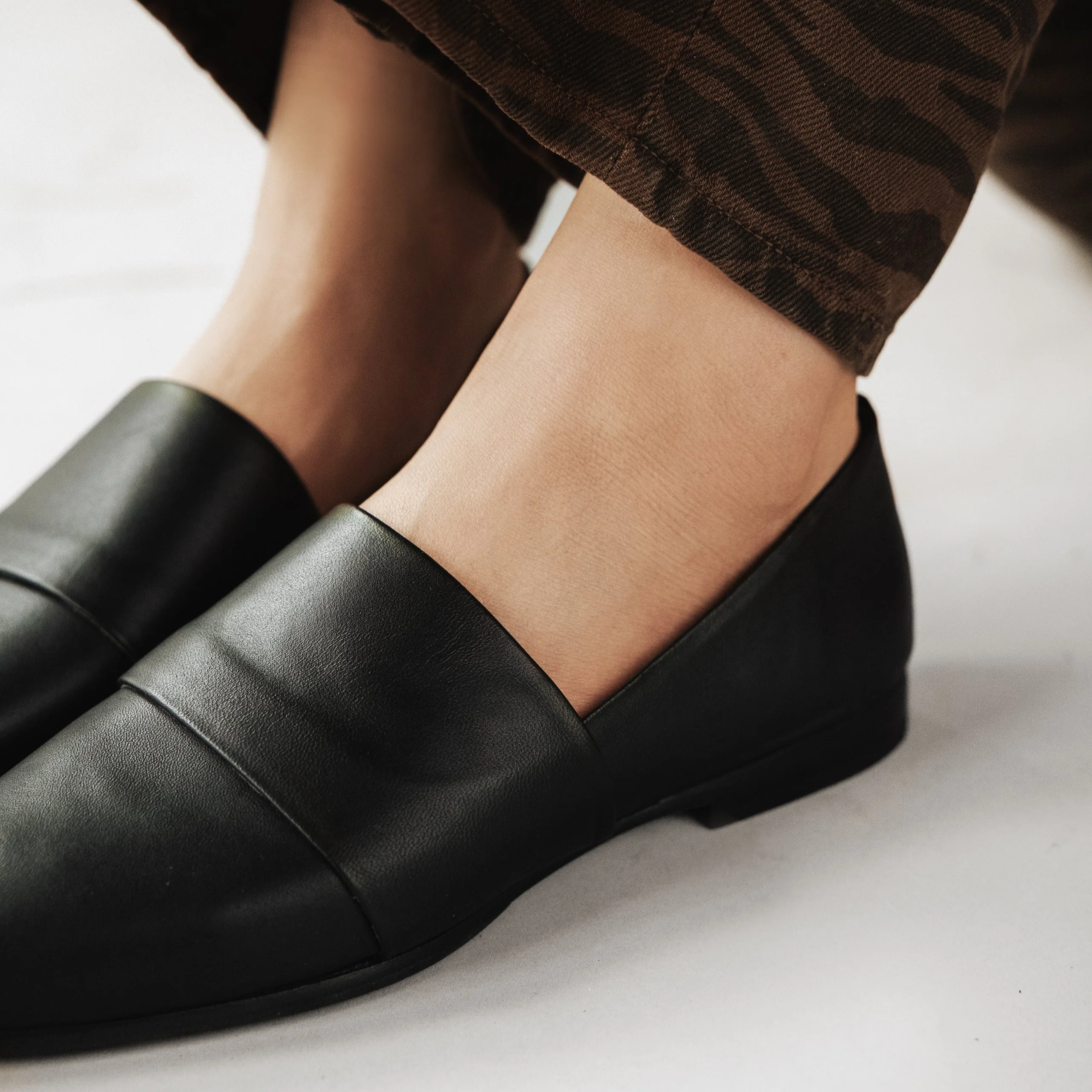 The Luxe Fit Flat Black - Image 3